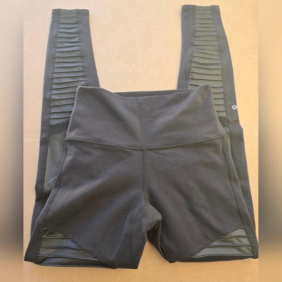 ALO Yoga Black Leggings with Textured Panels - Picture 9 of 10